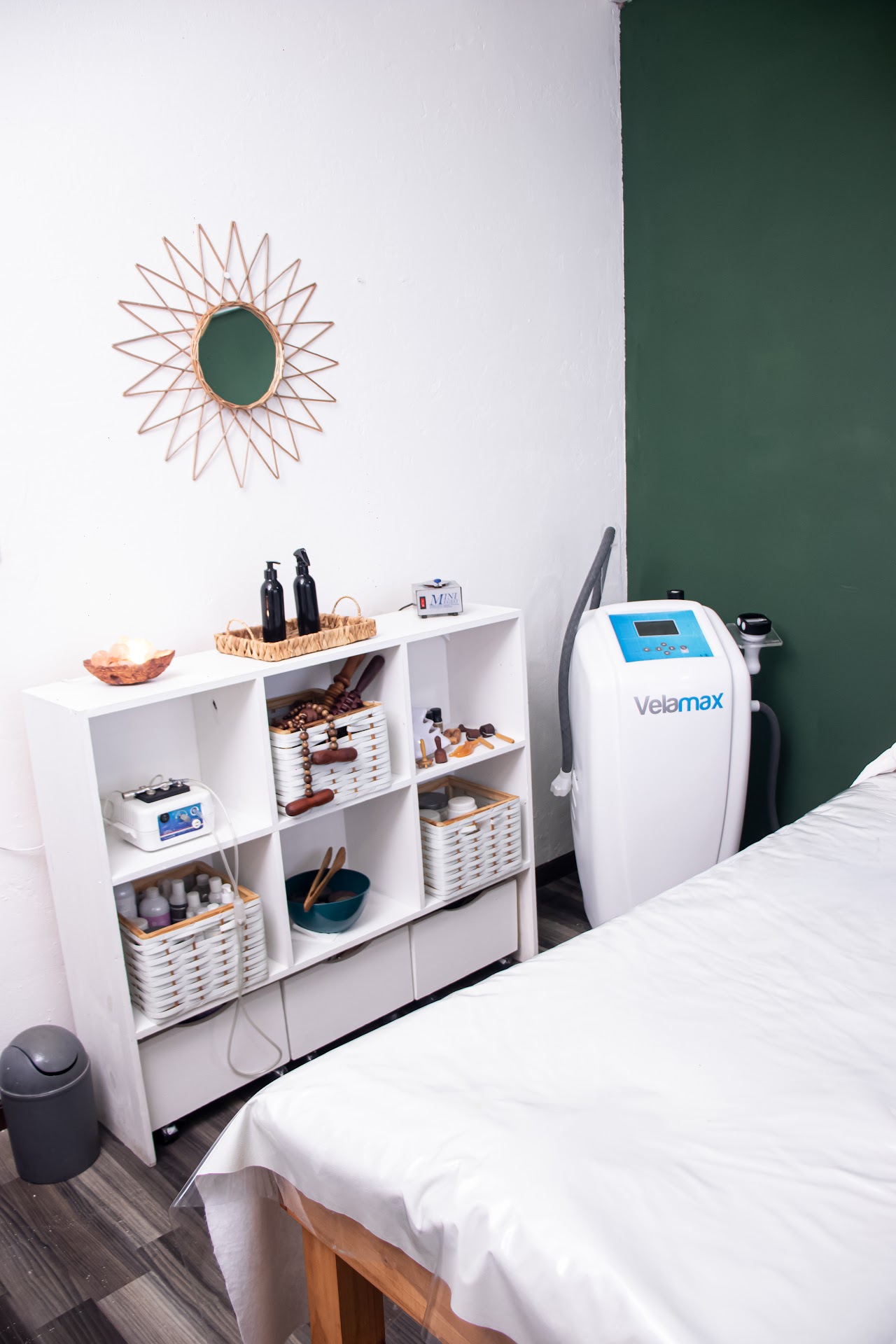 Interior de cabina estética y set de maderoterapia en Beauty House Ituzaingó